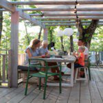 Familie etend op een terras op Orlando in Chianti Glamping Resort
