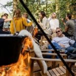 Gezamenlijk terras met vuur op TinyParks in Drenthe