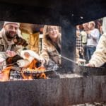 Volwassenen marshmallows aan het bakken boven het vuur