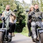Vier mensen op een elektrische scooter in het Drentse bos