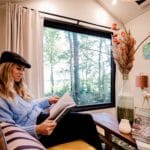 Vrouw aan het lezen in een Tiny House van TinyParks