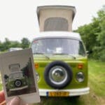 Polaroid foto met daarachter de voorkant van een Groene Volkswagen camper van Bijzondere Busjes
