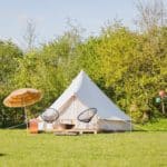 Bell tent op een groen kampeerveld in Overijssel