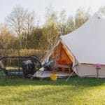 Bell tent met een terras ervoor op een camping in Overijssel