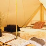 Tweepersoonsbed in een Bell tent