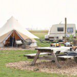 Bell tent met caravan erachter in het noorden van Nederland