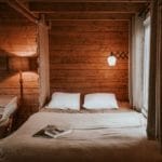 Tweepersoonsbed in een boshuisje