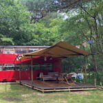 Engelse bus accommodatie met veranda op een natuurcamping in Utrecht