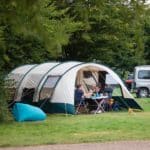 Tent op een groen kampeerveld in de Bourgogne