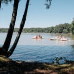 Waterfietsen op een meer in Sarthe
