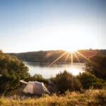 Tent op een kampeerveld naast een meer in Frankrijk