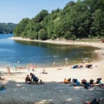 Strand van het meer Bort-les-Orgues in Frankrijk