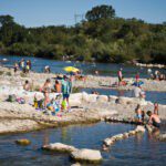 Mensen spelen aan het strand van de franse rivier de Ardèche