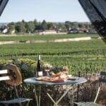 Tafel met wijn en hapjes met uitzicht op het landschap van de Bourgogne
