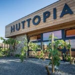 De receptie van een Huttopia camping in Frankrijk