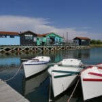 Drie boten in de haven van een kleurrijk Frans dorp
