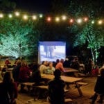 Openlucht bioscoop op een Huttopia camping in West-Frankrijk