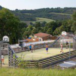 Sportveld met voetballende kinderen op Camping Huttopia Pays de Cordes sur Ciel
