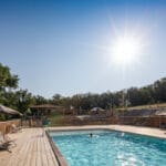 Zwembad met ligbedjes op Camping Huttopia Pays de Cordes sur Ciel