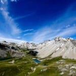 Witte bergen en groene velden in de Franse Alpen