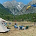 Kampeerveld met tenten erop in de Franse Alpen