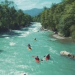 Berg rivier met kanoërs erop in de Alpen