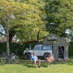 Landrover met daktent op een Huttopia camping in Maastricht
