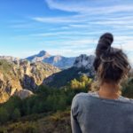 Vrouw kijkt over Spaanse bergen heen