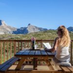 Vrouw leest aan een picknicktafel met uitzicht op de bergen tussen Valencia en Alicante