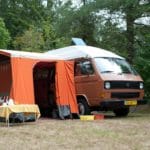 Volkswagen T3 met luifel op een kampeerplek in Nederland