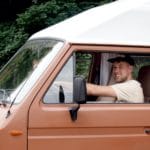 Jonge rijdt in een Volkswagen camper