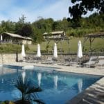 Zwembad van Casa Bontà met twee safaritenten erachter