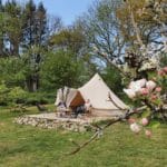 Bell tent op een groen kampeerveld in de Auvergne