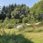 Tent met luifel op een natuurkampeerterrein in Frankrijk