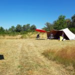 Verdord grasveld met een tent erop in midden Frankrijk