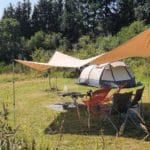 Tent op een groen kampeerveld met een luifel in Frankrijk