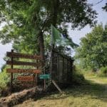 Ingang van een natuurkampeerterrein in het midden van Frankrijk