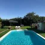Zwembad met groen gras eromheen op een glamping van Tendi in de Bourgogne