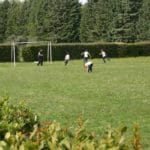 Voetballende kinderen op een voetbalveld op een familiecamping in Umbrië