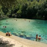 Mensen zwemmen in rivier Gole Del Nera in Italië