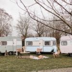 Drie vintage caravans van Huisje op Wielen naast elkaar