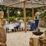 Vier volwassenen aan tafel op adults only camping La Petitière