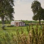 Caravan met voortent op een groen kampeerveld in Normandië