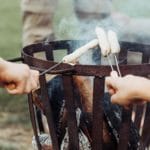 Vuur in een korf met drie stokken met brood