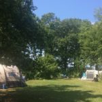 Twee tenten op een groen camping in de Bourgogne