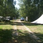 Zandpad tussen tenten door op een kleinschalige camping in Frankrijk