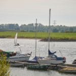 Jachthaven met boten erin op camping Oosterbeeks Rijnoever