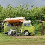 Volkswagen T2 camper op een groene camping in Gelderland