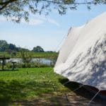 Witte tent op een camping aan de Rijn bij Arnhem