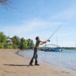 Man aan het vissen in de Rijn